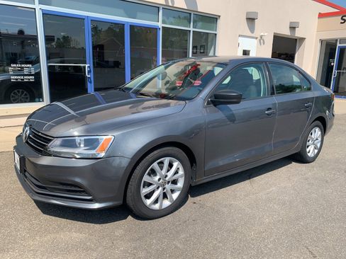 Used 2015 Volkswagen Jetta SE FWD image 1