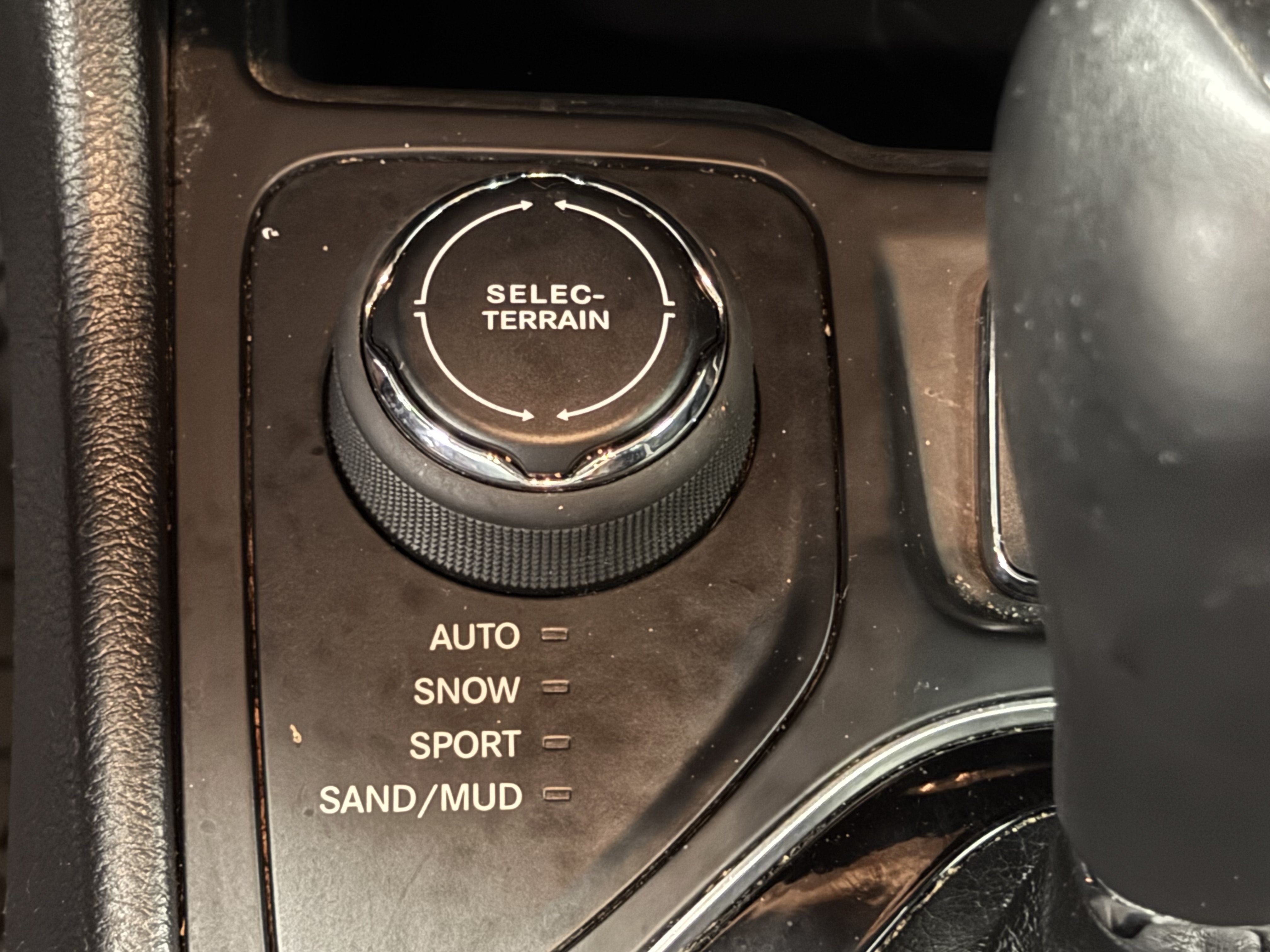 Used 2020 Jeep Cherokee Latitude Plus AWD/4WD image 10