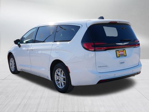 Used 2024 Chrysler Pacifica Touring-L image 3