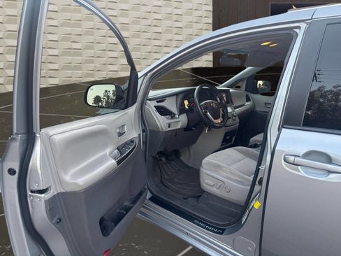 Used 2017 Toyota Sienna LE image 9