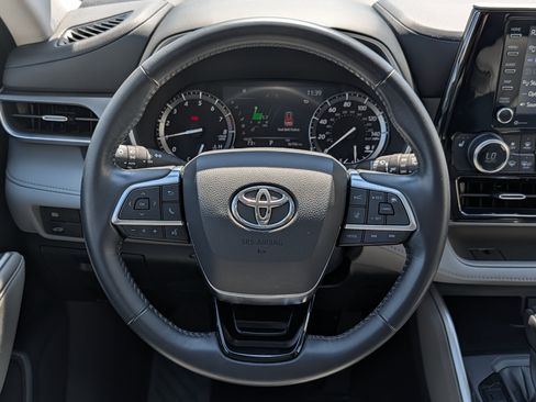 Used 2021 Toyota Highlander XLE AWD/4WD image 19