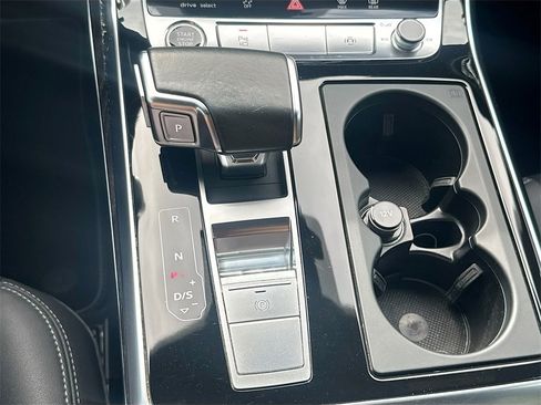Used 2021 Audi Q8 Prestige w/ Prestige Package image 18