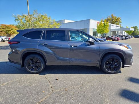 Used 2024 Toyota Highlander LE image 6