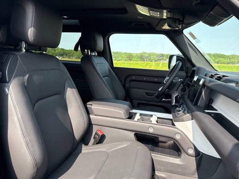 New 2025 Land Rover Defender 90 X-Dynamic SE image 12