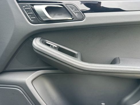 Certified 2025 Porsche Macan AWD/4WD image 19