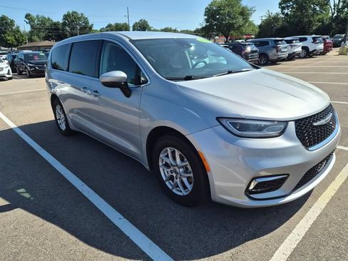 Used 2023 Chrysler Pacifica Touring-L FWD image 3