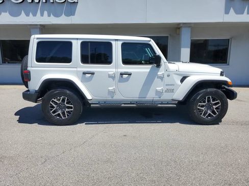 Used 2024 Jeep Wrangler Unlimited Sahara w/ Technology Group AWD/4WD image 6