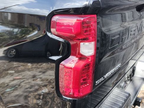 Used 2023 Chevrolet Silverado 1500 LT AWD/4WD image 7