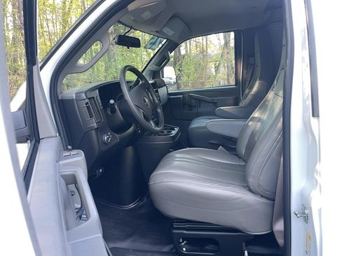 Used 2025 GMC Savana 3500 Extended RWD image 16