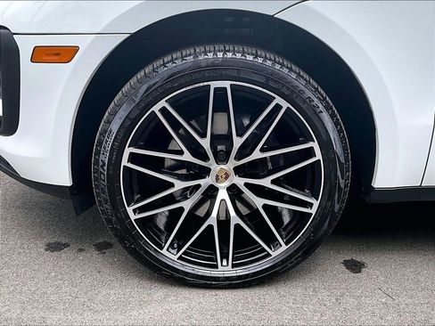 Certified 2025 Porsche Macan AWD/4WD image 14