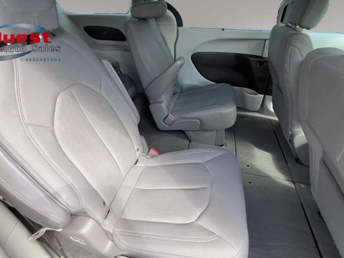 Used 2019 Chrysler Pacifica Touring Plus FWD image 10