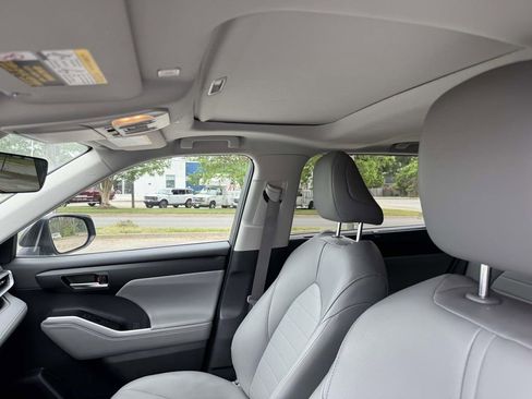 Used 2025 Toyota Highlander XLE AWD/4WD image 13