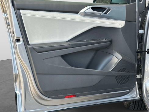 Certified 2025 Volkswagen Taos SE AWD/4WD image 16
