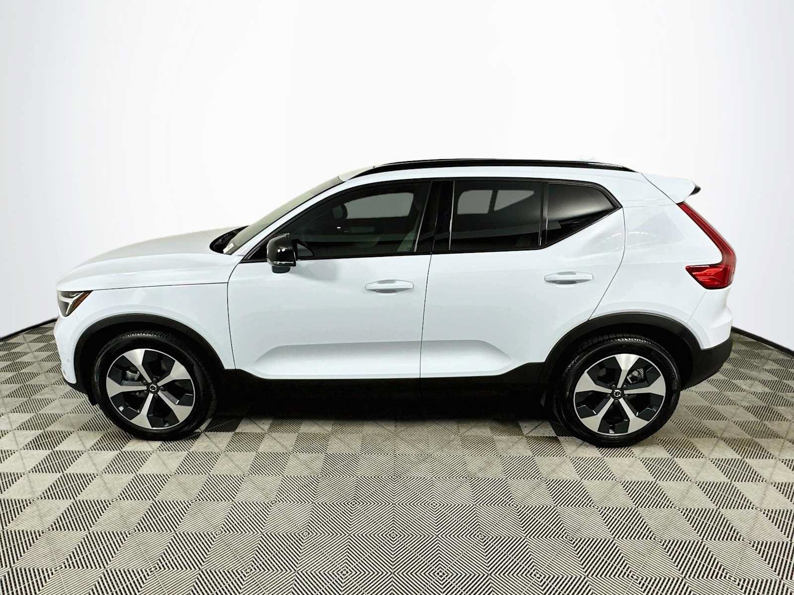 Used 2026 Volvo XC40 B5 Plus w/ Protection Package Premier AWD/4WD image 4