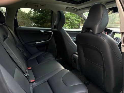 Used 2015 Volvo XC60 T5 Premier w/ Proximity Package image 28