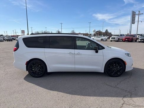 Used 2023 Chrysler Pacifica Limited w/ S Appearance Package image 7