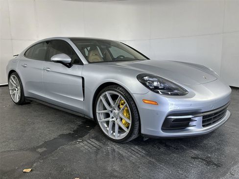 Used 2018 Porsche Panamera 4 image 2