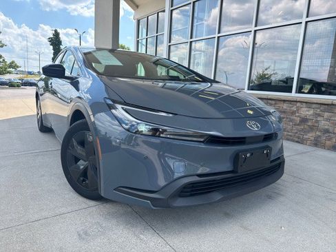 Used 2025 Toyota Prius LE FWD image 2