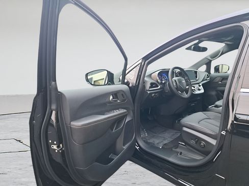 New 2026 Chrysler Pacifica Select FWD image 9