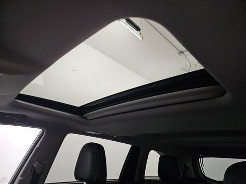 Used 2017 Toyota Highlander SE image 28