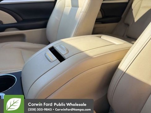 Used 2017 Toyota Highlander XLE w/ Carpet Mat Package AWD/4WD image 22