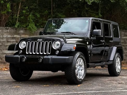 Used 2018 Jeep Wrangler Unlimited Sahara w/ Connectivity Group AWD/4WD image 12