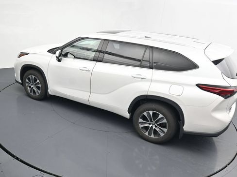Used 2022 Toyota Highlander XLE AWD/4WD image 24