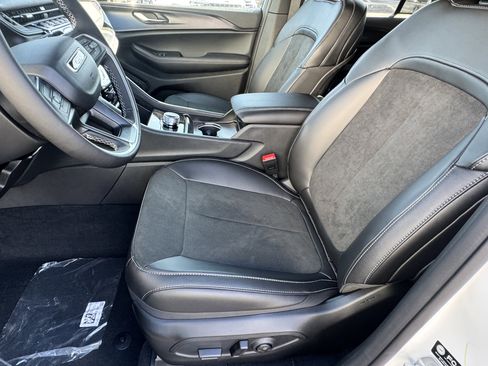 New 2025 Jeep Grand Cherokee Altitude image 18