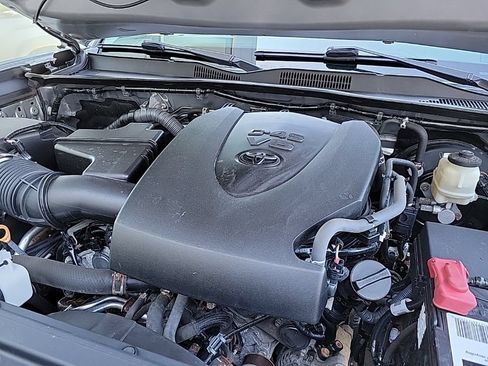 Used 2017 Toyota Tacoma SR5 AWD/4WD image 37