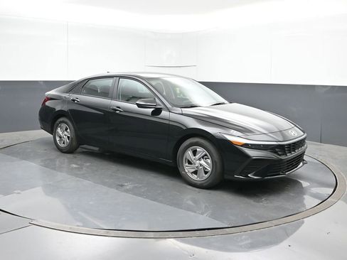 New 2026 Hyundai Elantra SE FWD image 7