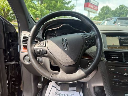 Used 2018 Lincoln MKT AWD image 17