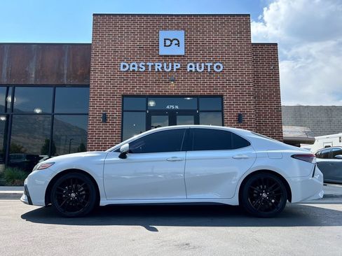 Used 2022 Toyota Camry XSE FWD image 3