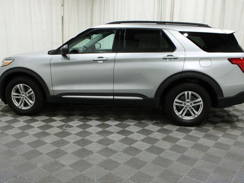 Used 2023 Ford Explorer XLT AWD/4WD image 32
