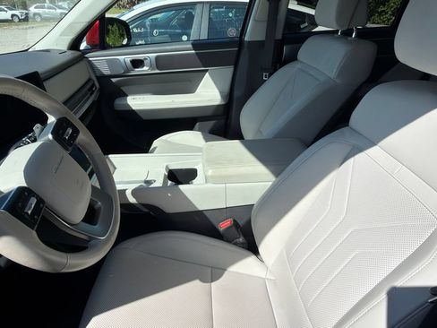 Used 2025 Hyundai Santa Fe SEL FWD image 5