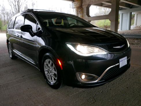 Used 2020 Chrysler Pacifica Touring-L image 28