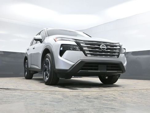 Used 2025 Nissan Rogue SV image 32