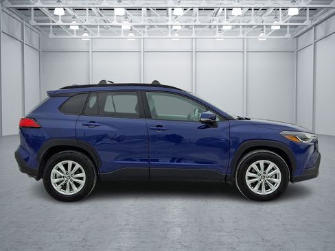 Used 2023 Toyota Corolla Cross LE image 7