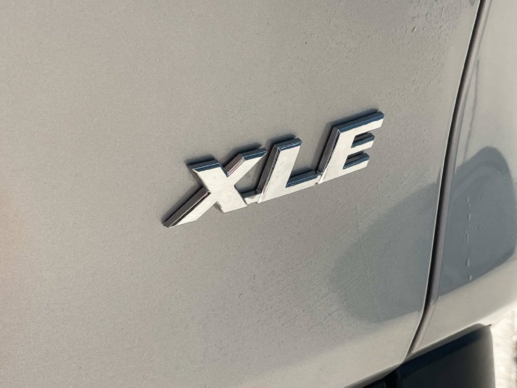Used 2019 Toyota RAV4 XLE Premium FWD image 9