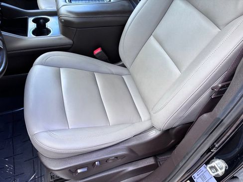 Used 2024 Chevrolet Suburban LT RWD image 23