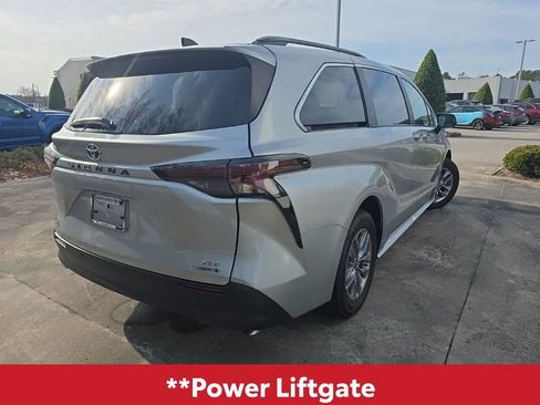 Used 2024 Toyota Sienna XLE image 9