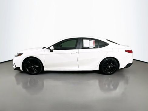 Used 2025 Toyota Camry SE image 5