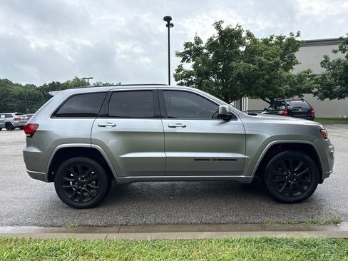 Used 2021 Jeep Grand Cherokee Laredo X AWD/4WD image 4