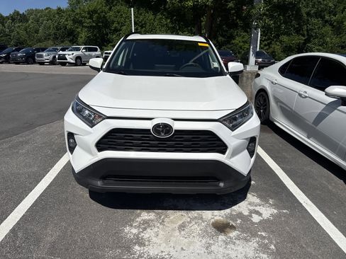 Used 2019 Toyota RAV4 XLE FWD image 2