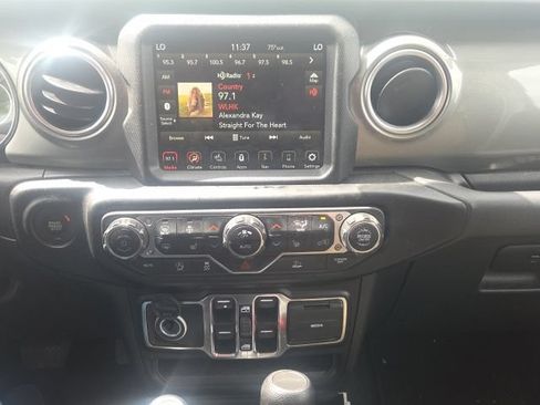 Used 2022 Jeep Gladiator Overland w/ LED Lighting Group AWD/4WD image 24