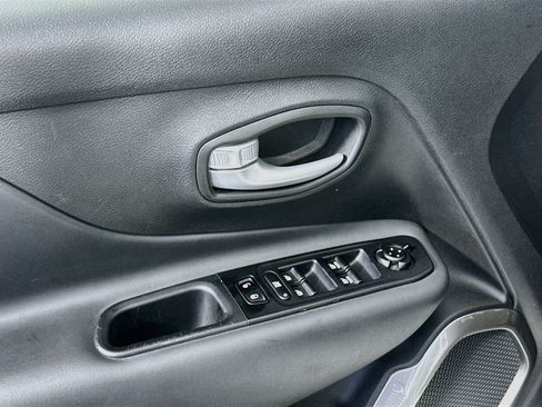 Used 2023 Jeep Renegade Latitude AWD/4WD image 15