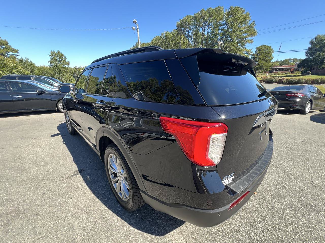 Used 2020 Ford Explorer XLT w/ Equipment Group 202A AWD/4WD image 3