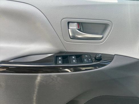 Used 2019 Toyota Sienna XLE image 11