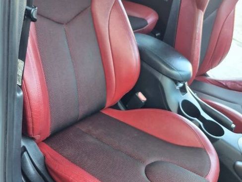 Used 2012 Hyundai Veloster w/ Style Pkg image 27