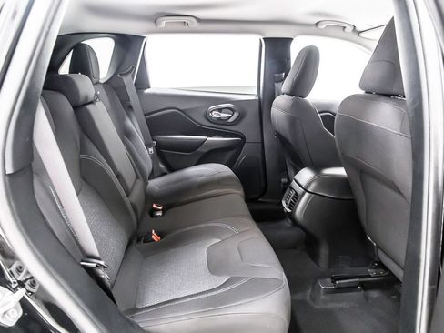 Used 2020 Jeep Cherokee Latitude FWD image 34