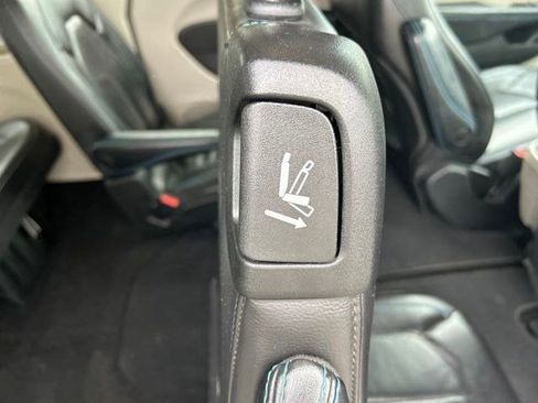 Used 2021 Chrysler Pacifica Touring-L FWD image 37